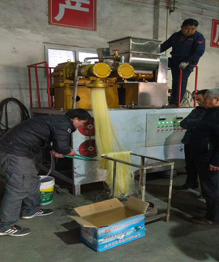 米線生產(chǎn)試機現(xiàn)場